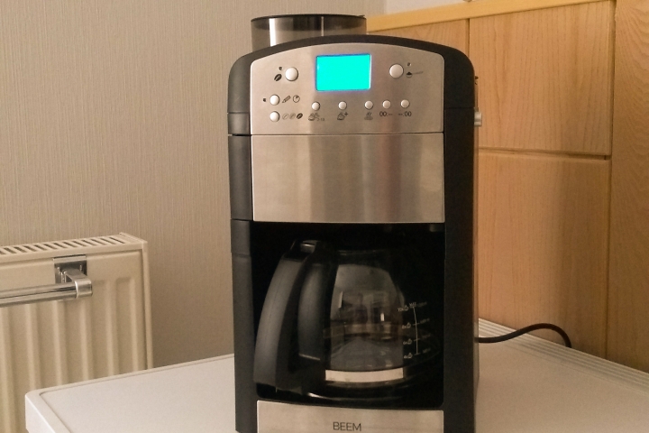 Kaffeemaschine mit Mahlwerk.