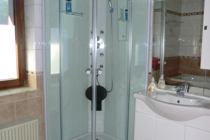 Bad mit Massage-Dusche und Wanne