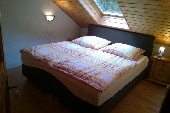 Schlafzimmer 2  Doppel-Boxspringbett + Schrank + Spiegel