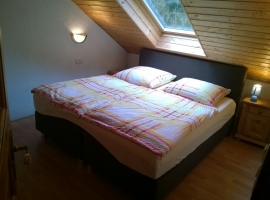 Schlafzimmer 2  Doppel-Boxspringbett + Schrank + Spiegel