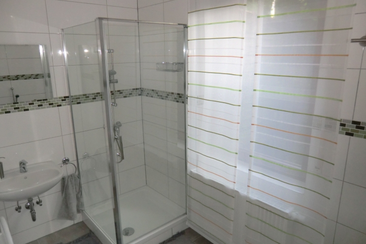 EG Bad = Dusche + Waschbecken + gr. Badewanne