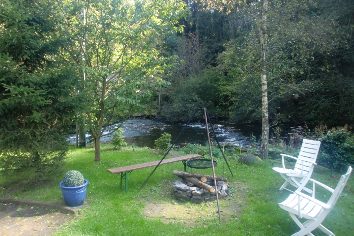 Grillen und Lagerfeuer am Rurufer