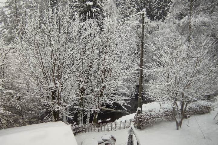 Winter 2026  Blick auf Terasse von Apartment 1 und zur Rur