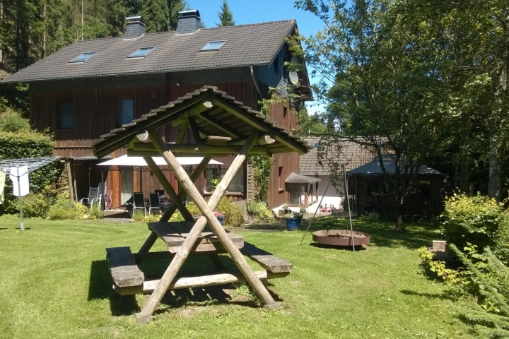 Rückseite des Hauses Grillwiese am Rurufer