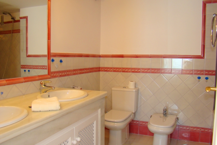 grosses Hauptbad en-suite