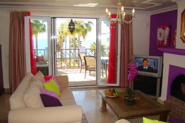 Wohnzimmer mit frontalem Meerblick und Zugang zur überdachten Terrasse
