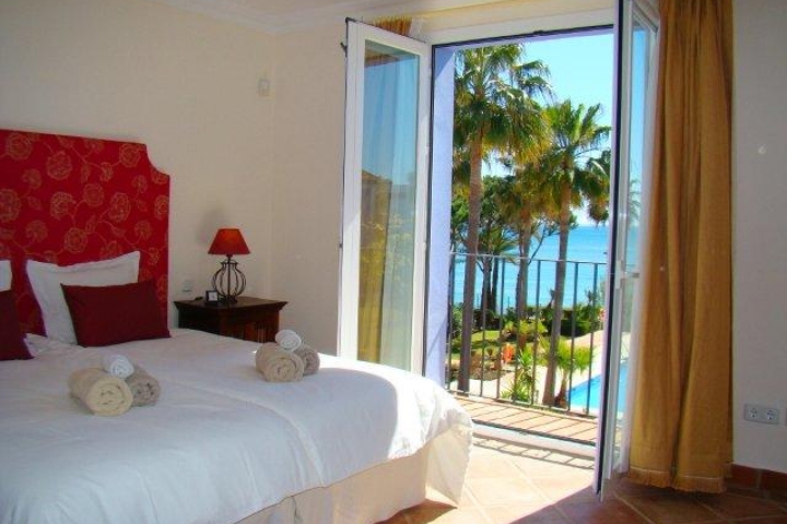 Hauptschlafzimmer mit Traumblick über Pool und Meer; grosses en-suite-Vollbad nebenan