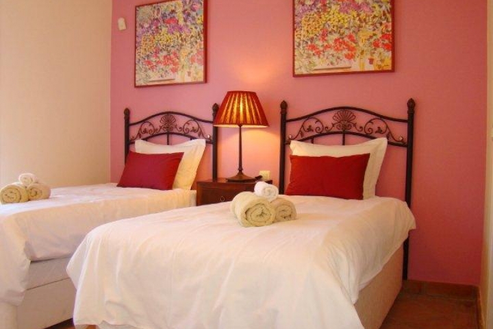 Gästeschlafzimmer mit Einzelbetten und eigenem En-suite-Duschbad