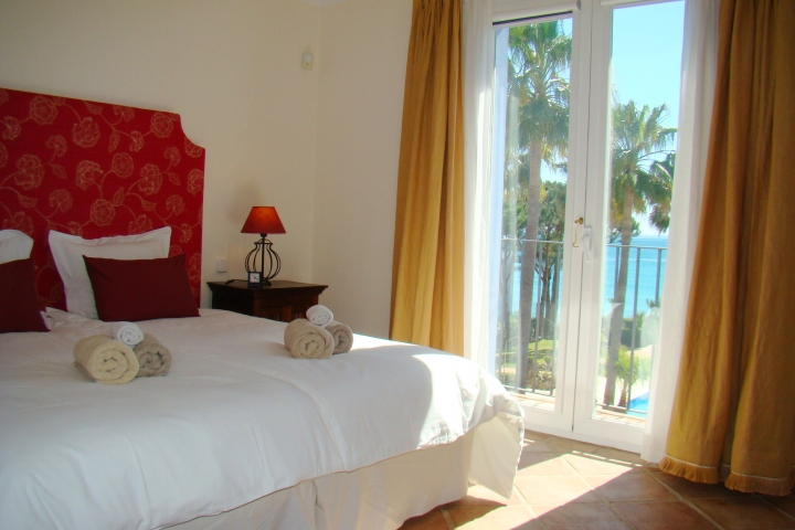 Hauptschlafzimmer mit Panorama-Blick auf Pool und Meer