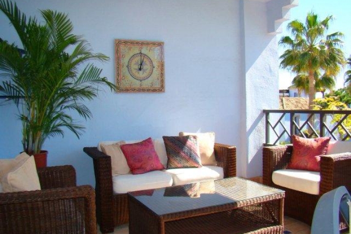 bequeme Lounge-Möbel auf Terrasse, um in Ruhe die Aussicht zu geniessen