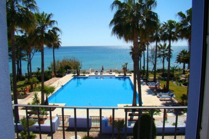 frontaler Blick von Hauptschlafzimmer auf Pool und Meer