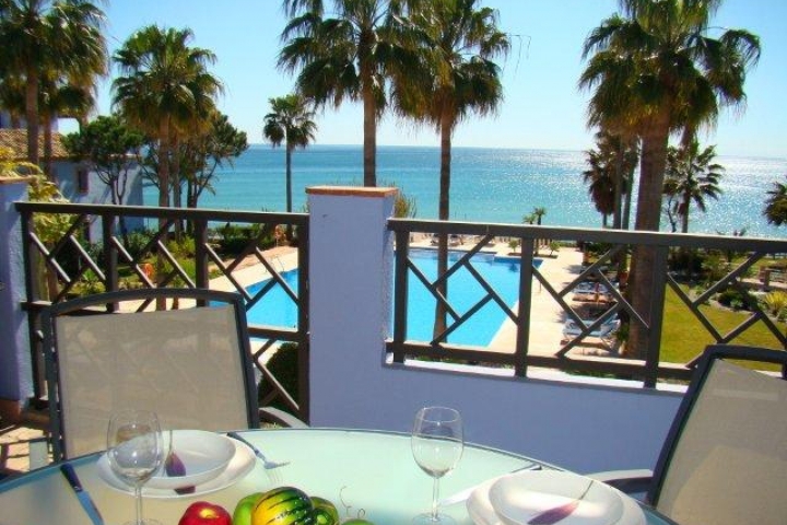 Blick von Ihrem Esstisch im Freien auf Pool und Meer