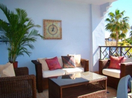 bequeme Lounge-Möbel auf Terrasse, um in Ruhe die Aussicht zu geniessen