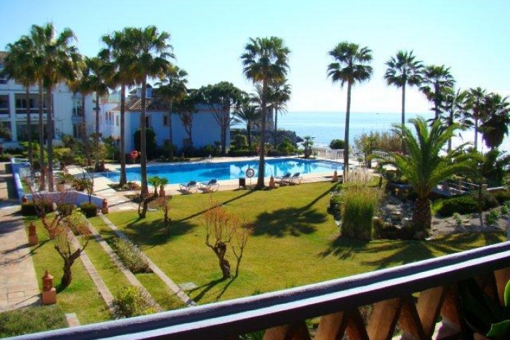 Blick von grosser Dachterrasse auf Garten, Pool und Meer