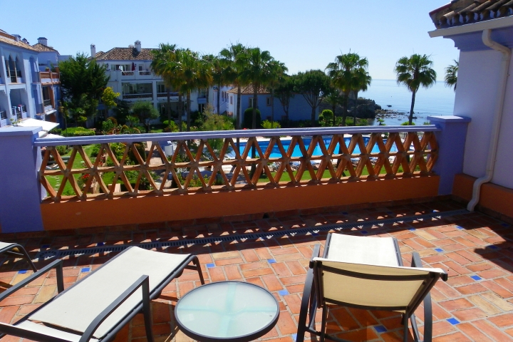 Blick von oberem Schlafzimmer auf Pool und Meer