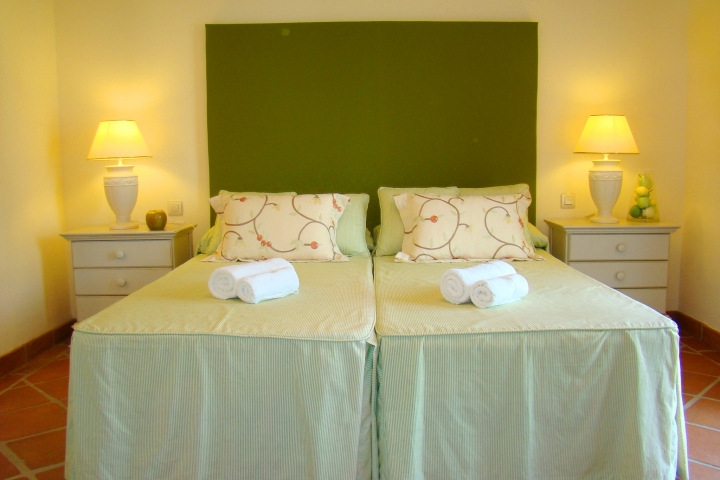 zweites grosses Schlafzimmer mit en-suite Vollbad und Pool- und Meerblick