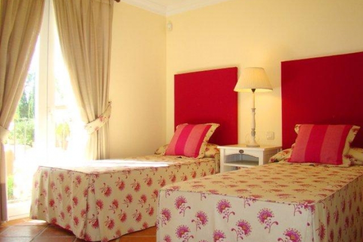 drittes Schlafzimmer mit Einzelbetten und en-suite-Duschbad