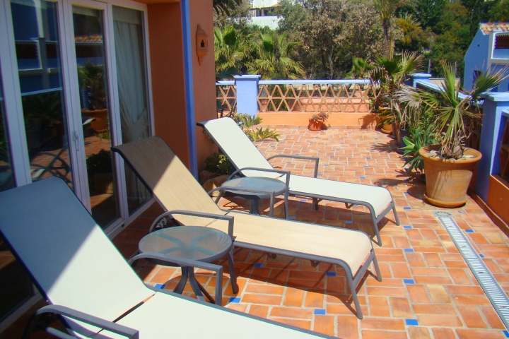 grosse Dachterrasse mit Sonnenliegen und viel Platz zum Entspannen