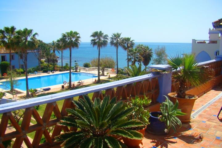 Blick von Dachterrasse auf Pool und Meer