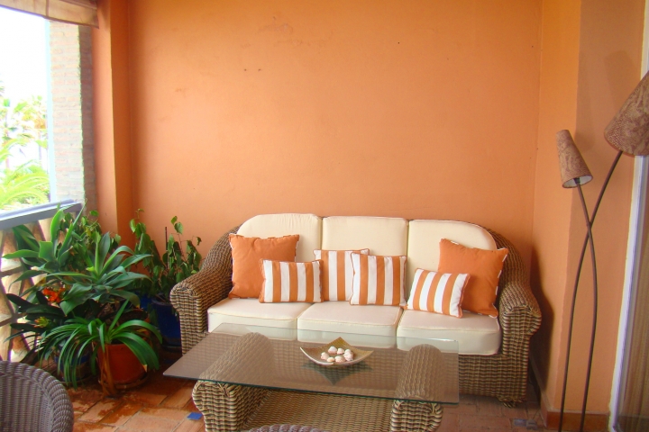 bequeme Lounge-Möbel auf der überdachten 
Terrasse