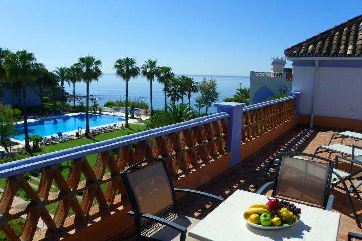 Dachterrasse mit Blick auf Pool und Meer