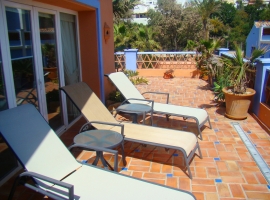 grosse Dachterrasse mit Sonnenliegen und viel Platz zum Entspannen