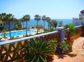 Blick von Dachterrasse auf Pool und Meer