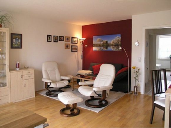 Ferienwohnung Zu zweit in Friedrichstadt | Wohnzimmer mit Couch und 2 Stressless-Sesseln, Fussboden: Laminat