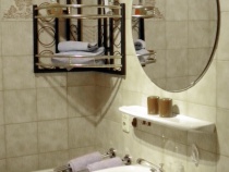 Badezimmer mit Badewanne/Duschkabine, Waschbecken, WC. Waschmaschine und Trockner im Keller.