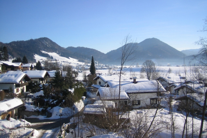 Blick vom Balkon nach Osten
Richtung Ortskern und Berge im Winter