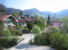 Blick vom Balkon nach Osten Richtung Ortskern und Berge