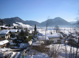 Blick vom Balkon nach Osten 
Richtung Ortskern und Berge im Winter