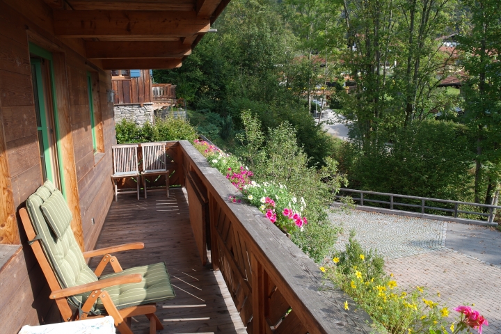 Balkon, Teilansicht, mit Blick nach Nordosten im Sommer