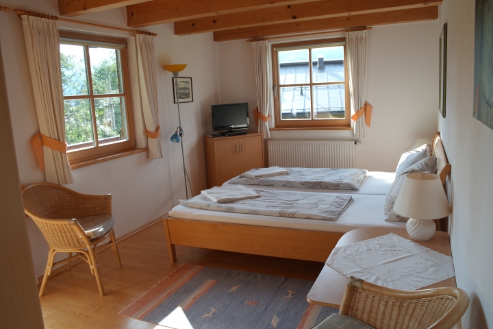 Wohn-/Schlafraum, hier mit Fenster nach Süden und Osten