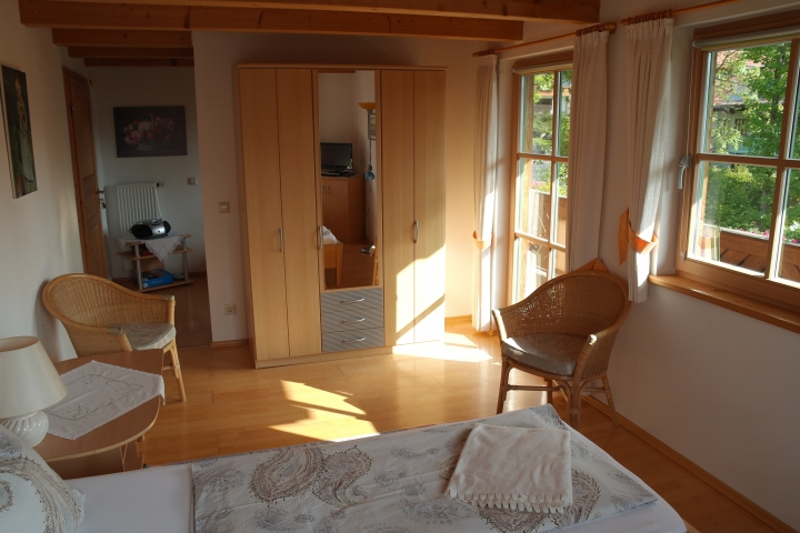 Wohn-/Schlafraum, hier mit Fenster und Tür nach Osten zum Ostbalkon