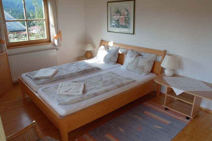 Wohn-/Schlafraum, hier mit Fenster nach Süden