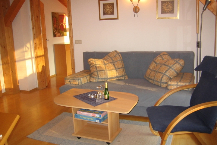 Wohnzimmer: Sitzecke mit ausziehbarer Schlafcouch
