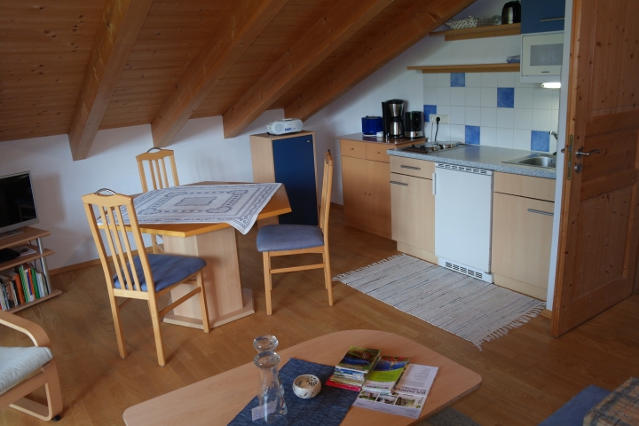 Wohnzimmer: Eßtisch und Küchenzeile
