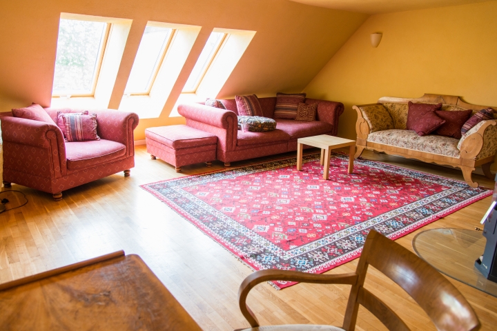 Ferienwohnungen und Haus im Gutshaus Neuendorf | Wohnzimmer mit Kaminofen in Wohnung Nr. 9
