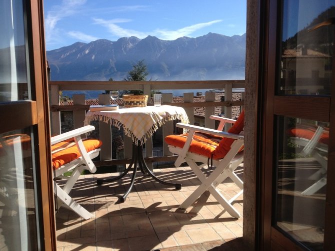 Ferienwohnung Tignale-Aer | Blick auf den Balkon mit Monte Baldo