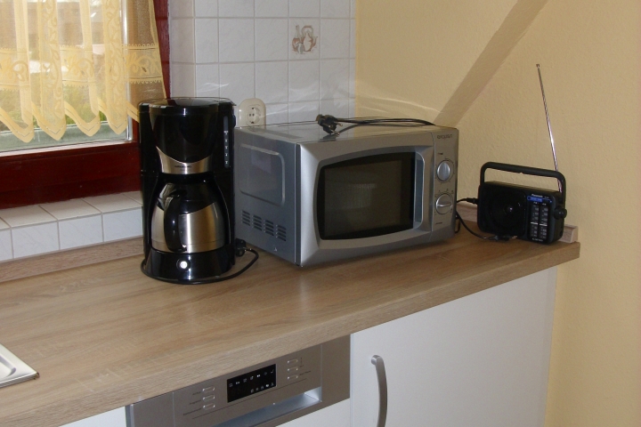 Küche mit Geschirrspüler, Mikrowelle und Kaffeemaschine