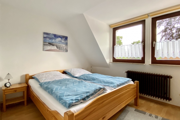 Schlafzimmer mit zwei Fenstern