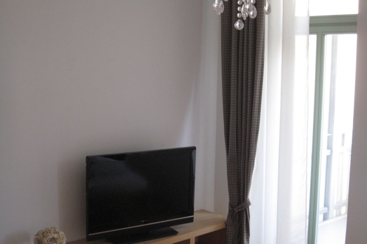 großer Flachbild-Fernseher mit Kabelanschluss 