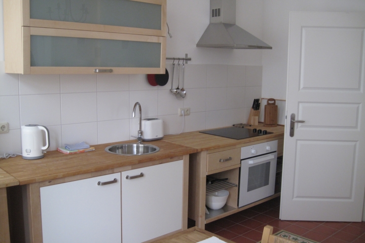 moderne und gemütliche Küchenmöbel inkl. Ceranfeld, Backofen u. Geschirrspüler