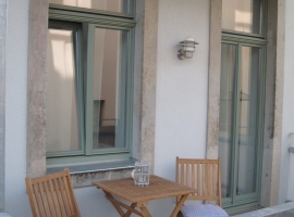 Sonniger Balkon mit Teakholz-Möbeln