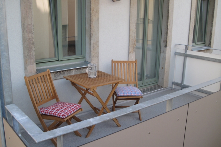 City Ferienwohnung Dresden | sonniger Balkon mit Teak-Möbeln