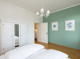 Schlafzimmer mit Doppelbett 180x200; auf Wunsch ist eine Aufbettung mit zus. Bett möglich