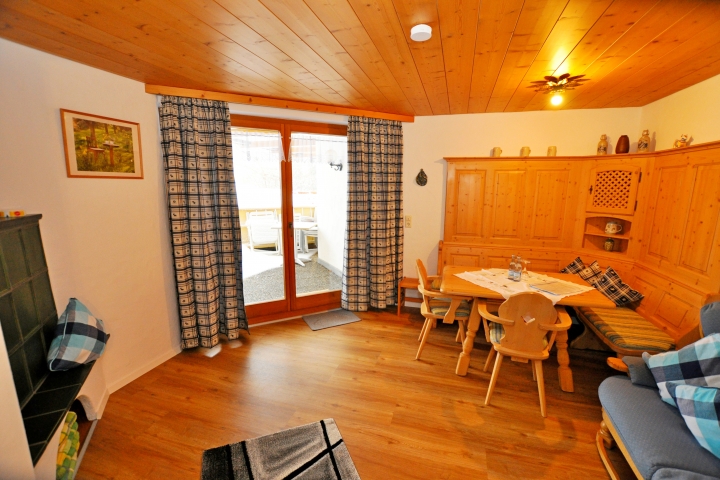 rustikale Essecke in der 3 Zimmerferienwohnung 