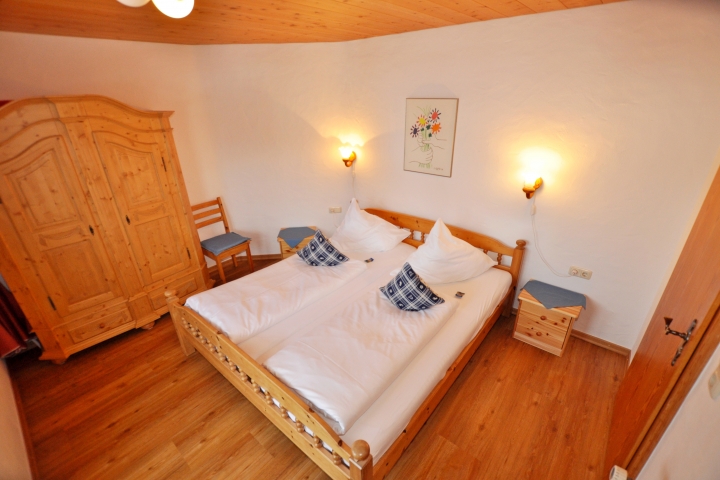 Schlafzimmer mit Doppelbett in der 2 Zimmerferienwohnung 