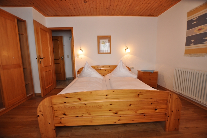Schlafzimmer mit Doppelbett in der Ferienwohnung 